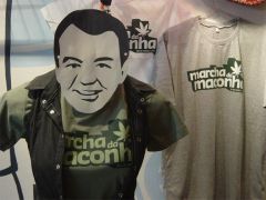 Vista a camisa da marcha da maconha