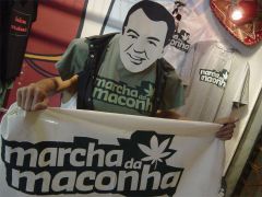 Vista a camisa da Marcha da Maconha