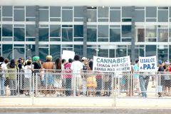 Em Brasília, jovens pedem legalização da maconha