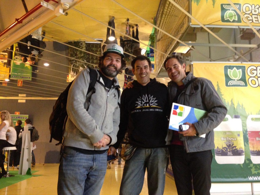 Wil, fundador do Growroom com o presidente do Pannagh, Martin Barriuso e o advogado Emilio Figueiredo