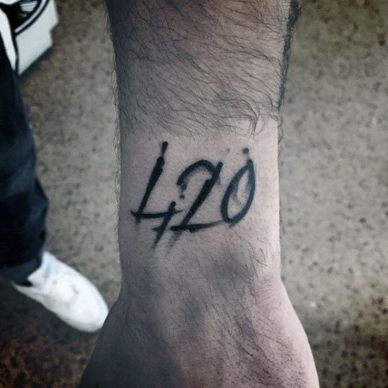 tatuagem de maconha 4:20