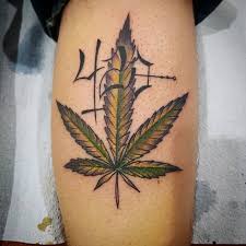 tatuagem de maconha 4:20 com uma folha de maconha