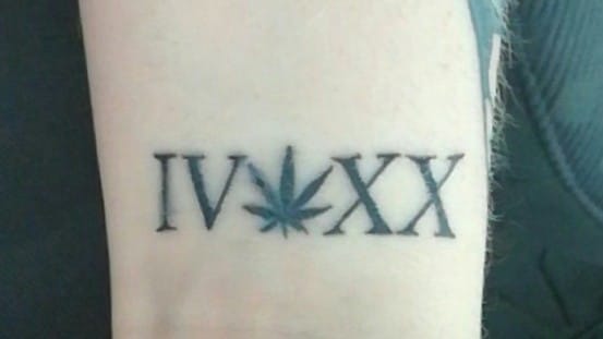 tatuagem de maconha 4:20 escrito IVXX