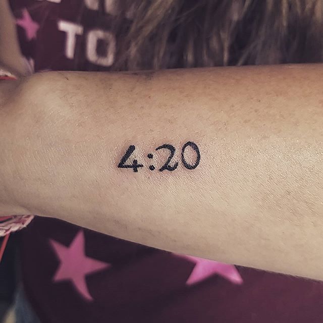 tatuagem de maconha 4:20