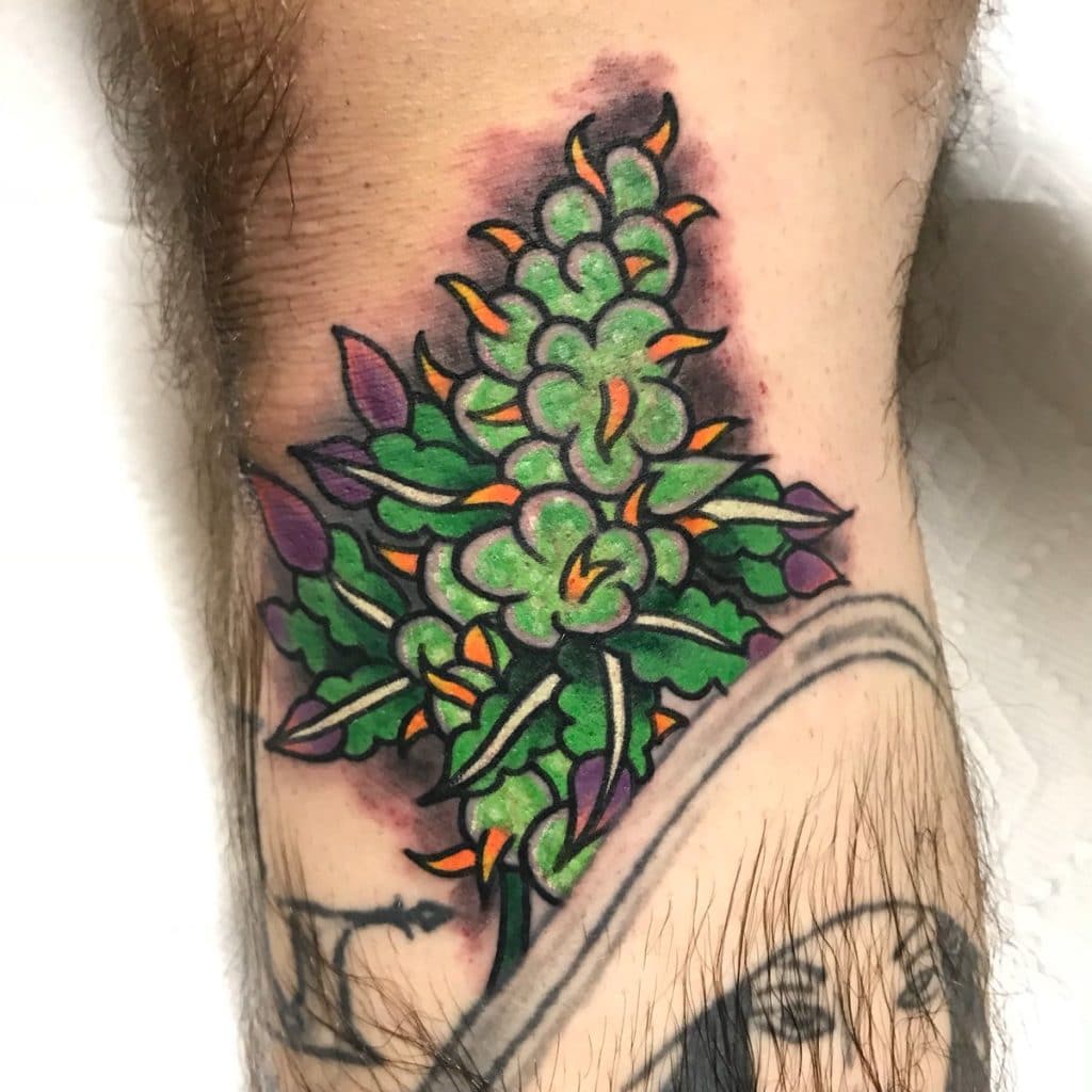 tatuagem old school da flor de maconha 