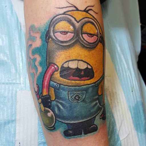 tatuagem maconha minion chapado