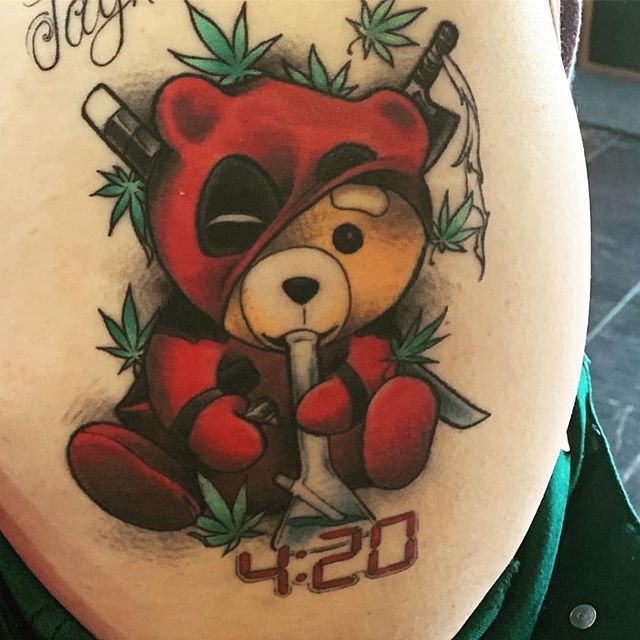 tattoo de maconha deadpool e ted