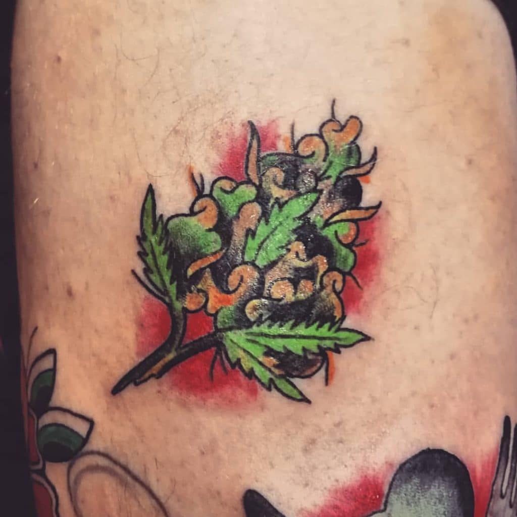 tatuagem da flor de maconha em old school