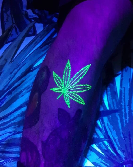 tatuagem de maconha colorida