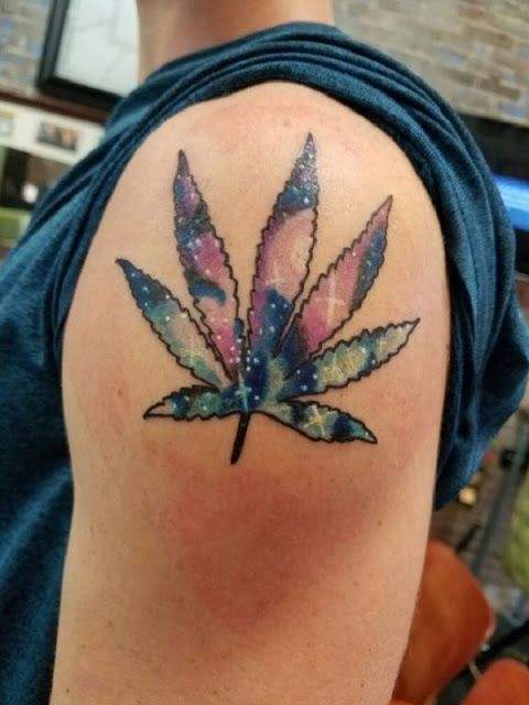 tatuagem de maconha colorida