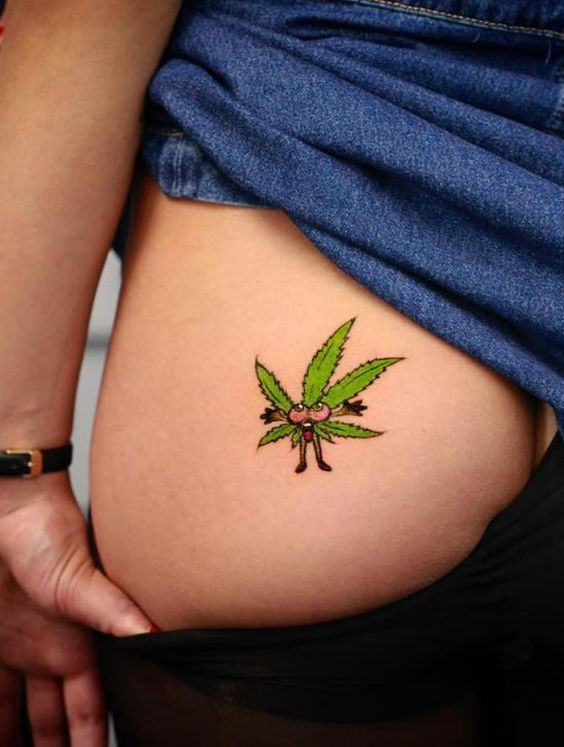 tatuagem de maconha na bunda