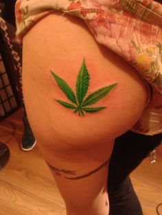 tatuagem de maconha na bunda