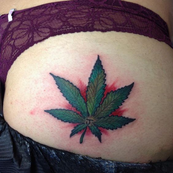 tatuagem de maconha na bunda