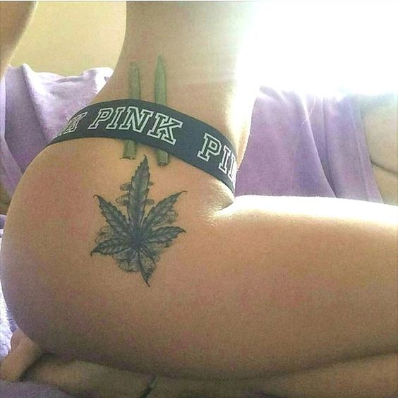 tatuagem de maconha na bunda