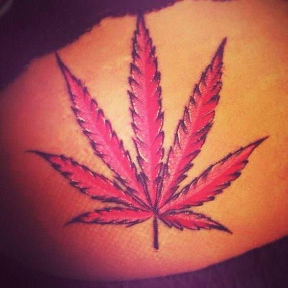 tatuagem de maconha na bunda