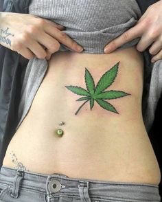 tattoo maconha cintura