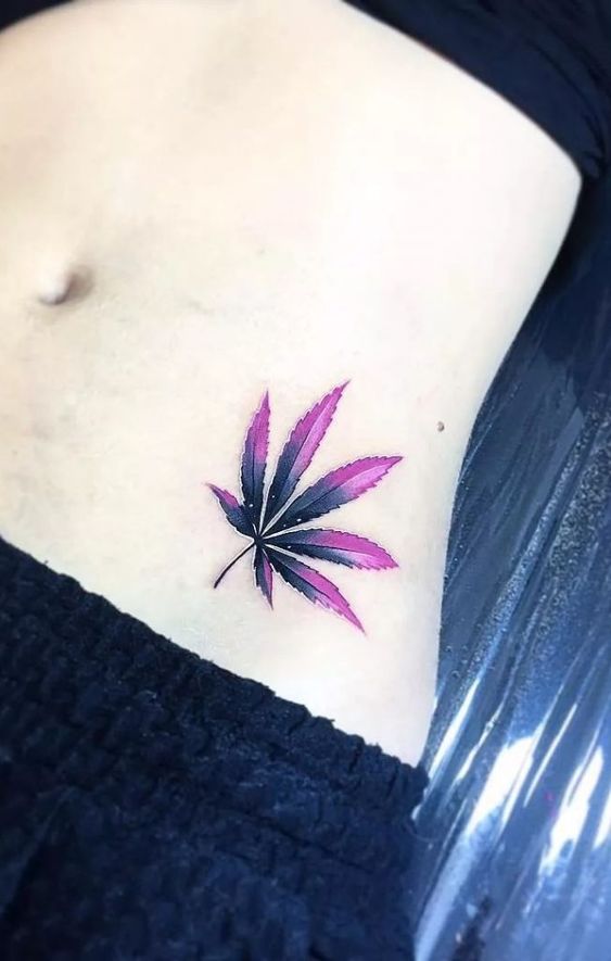 tatuagem de maconha na cintura