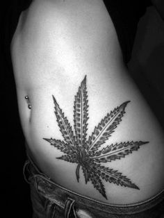 tattoo maconha cintura