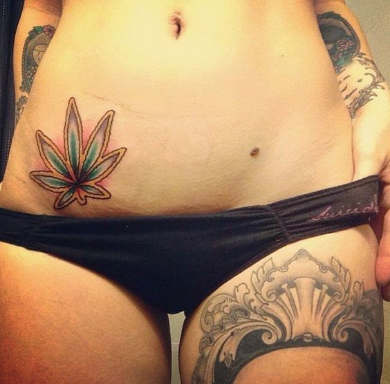 tatuagem de maconha na cintura