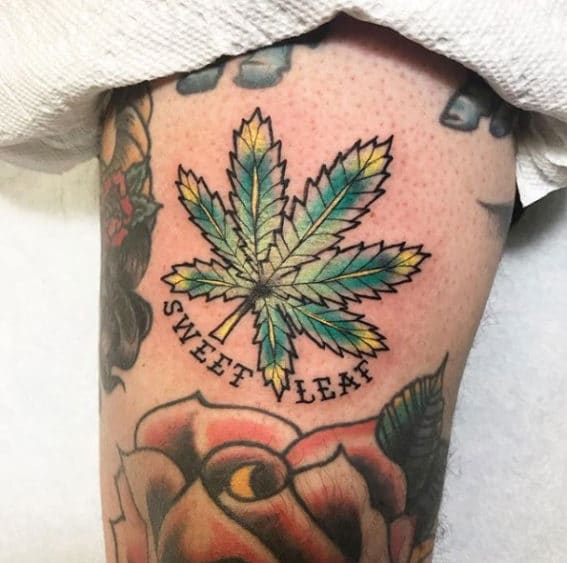 tatuagem de maconha colorida