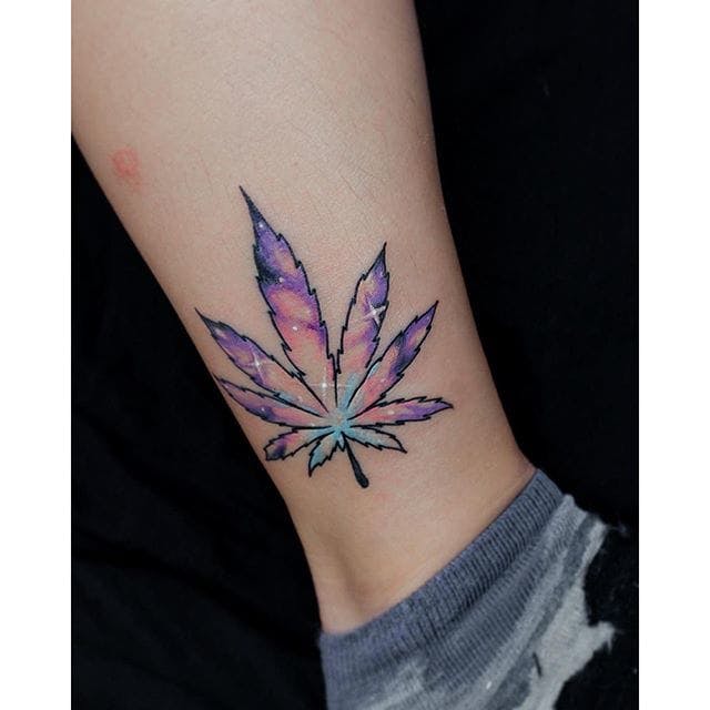 tatuagem de maconha colorida