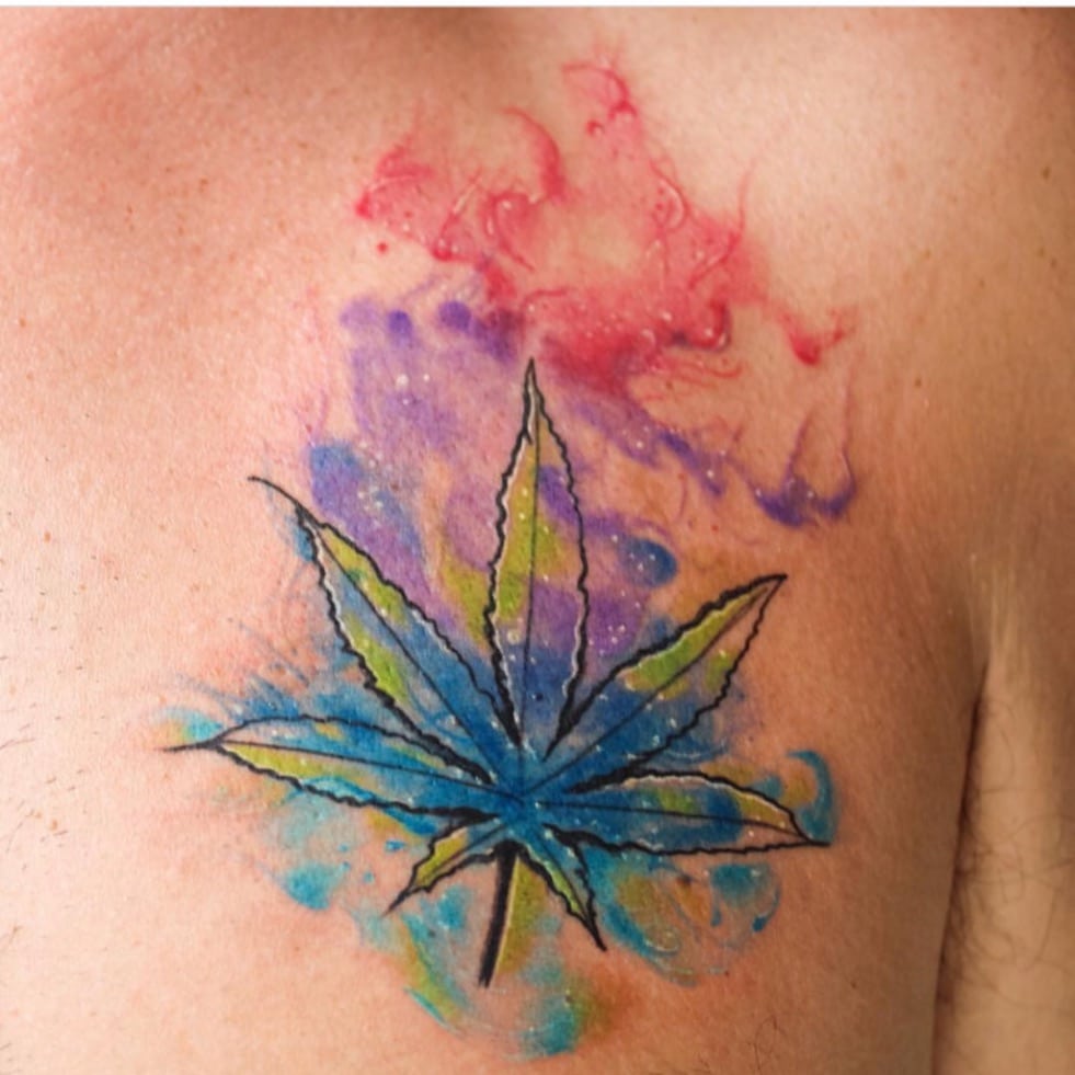 tatuagem de maconha colorida aquarela