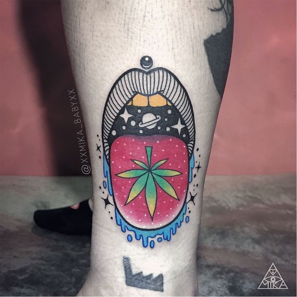 tatuagem de maconha colorida