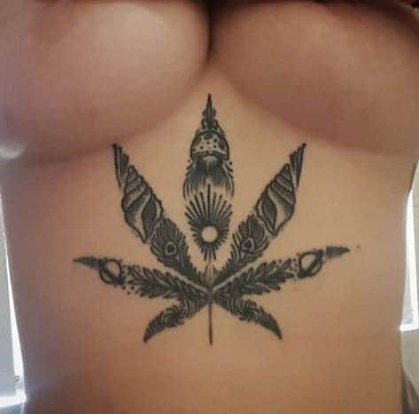 tattoo de maconha abaixo dos seios