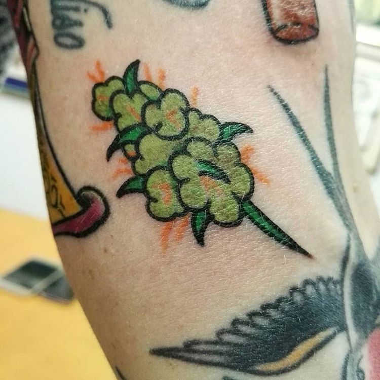 tatuagem de flor de maconha