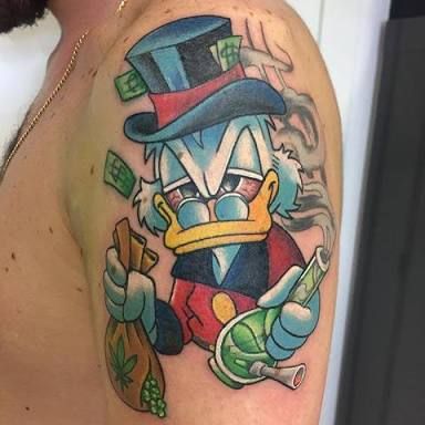 tatuagem do tio patinhas com um bong de maconha