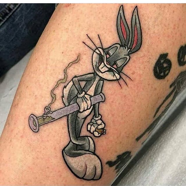 tatuagem do pernalonga chapado de maconha