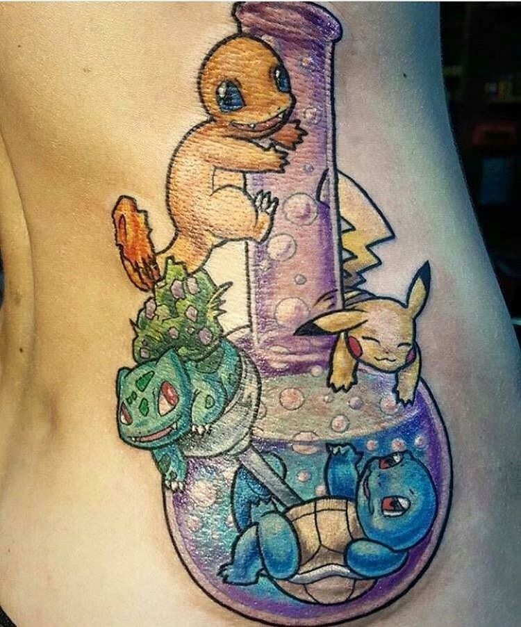 tatuagem de pokemons em um bong de maconha