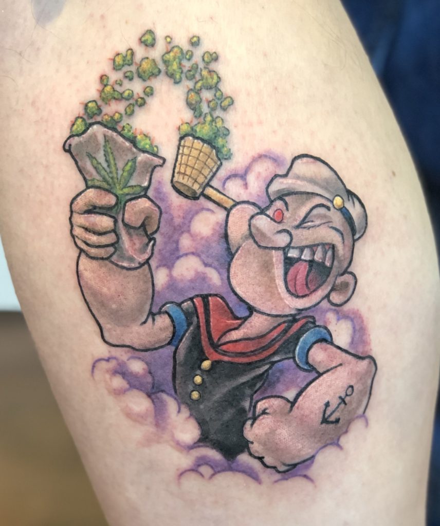 tatuagem do popeye segurando maconha