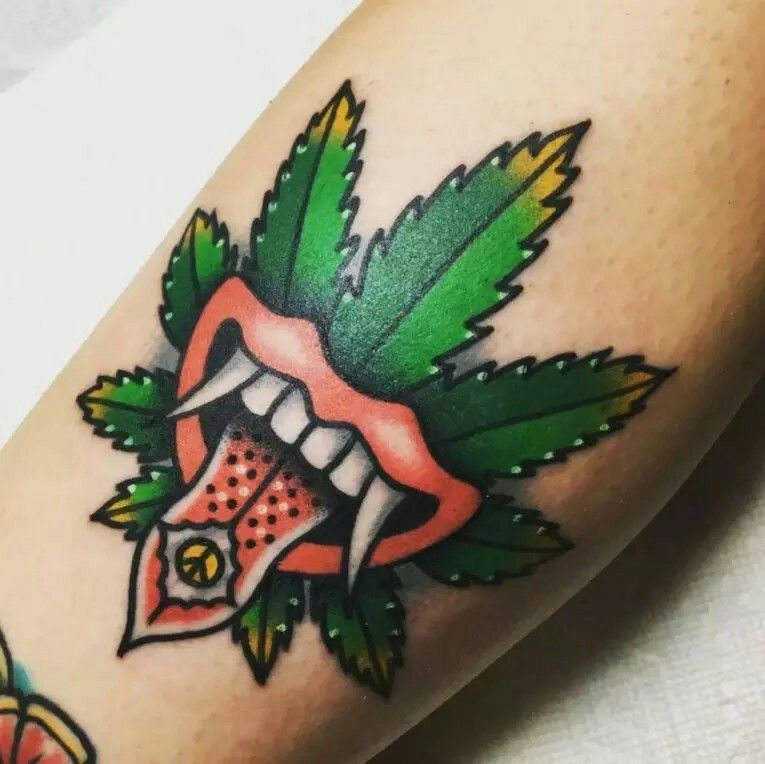 tatuagem de folha de maconha