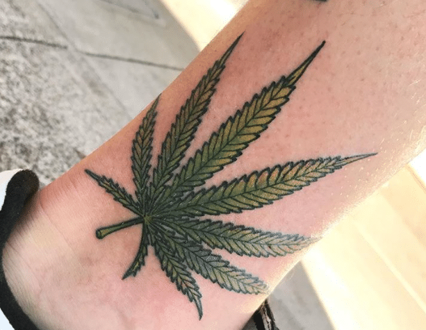 Tatuagem alienígena fumando