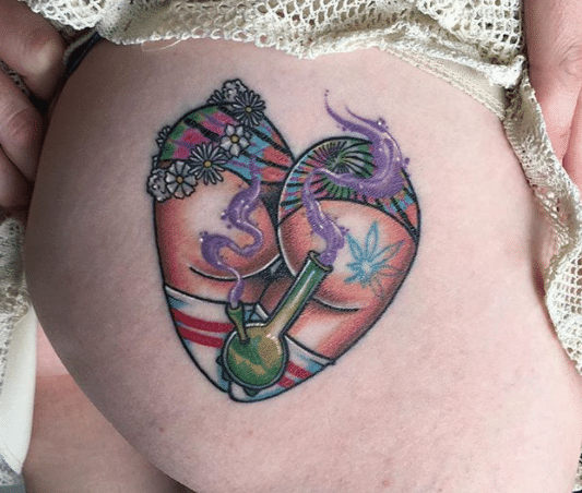 tatuagem de maconha na bunda