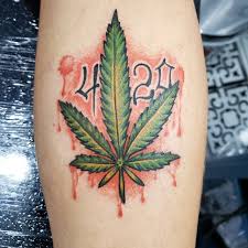 tatuagem folha de maconha 420