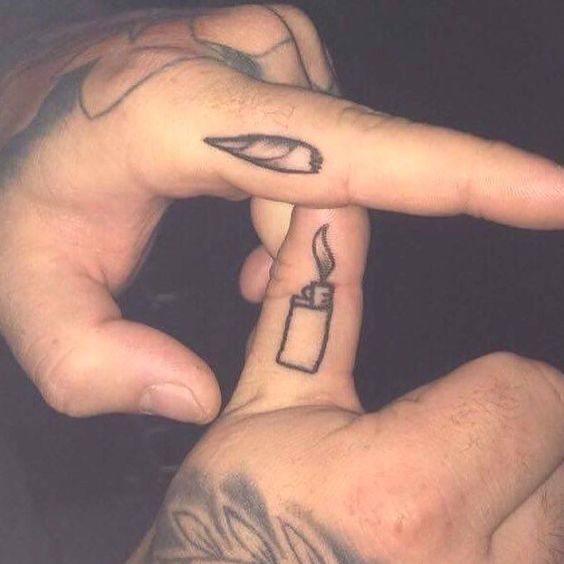 tatuagem discreta de baseado de maconha no dedo