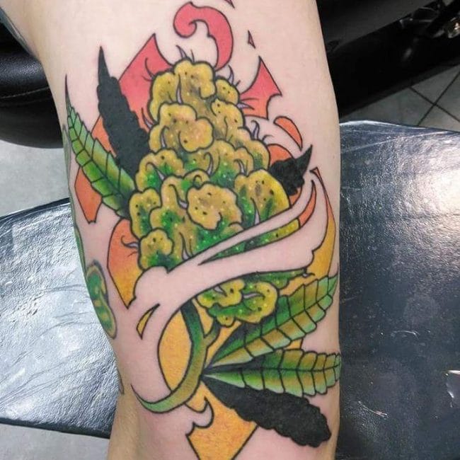 tatuagem de flor de maconha camarão