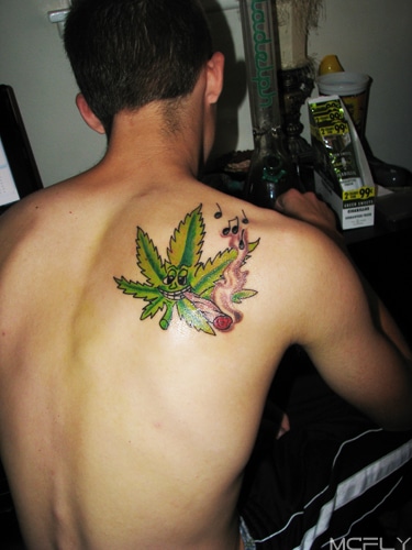 tatuagem de folha de maconha