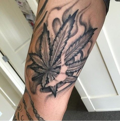 tatuagem da folha de maconha