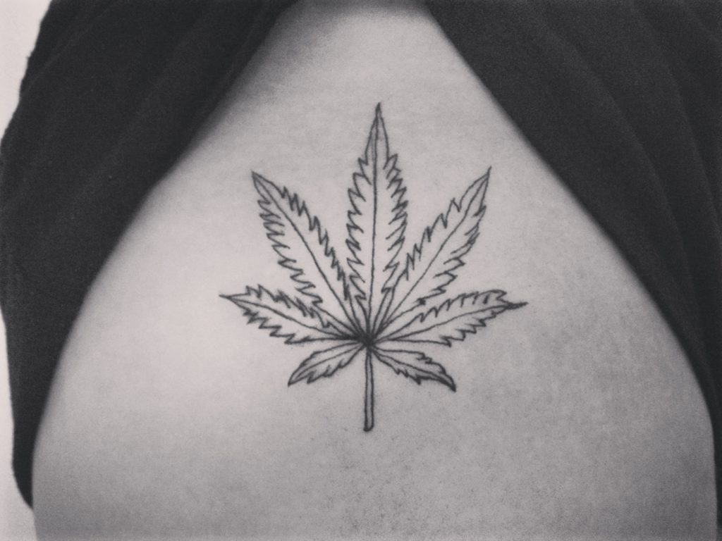 tatuagem de folha de maconha