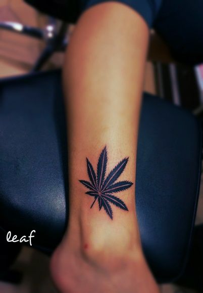 tatuagem de folha de maconha