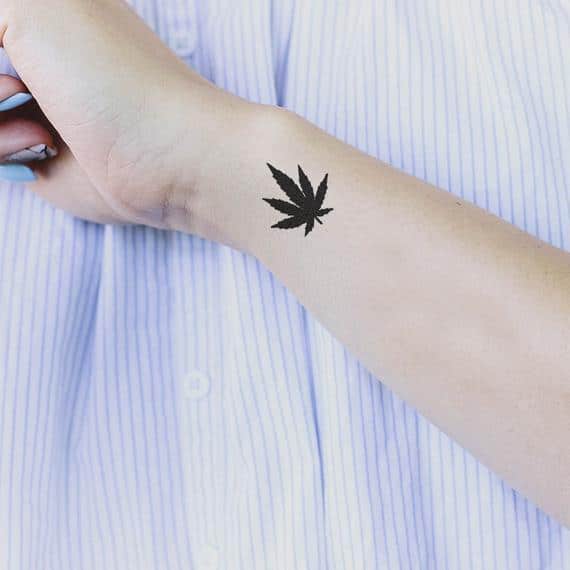 tatuagem de folha de maconha delicada