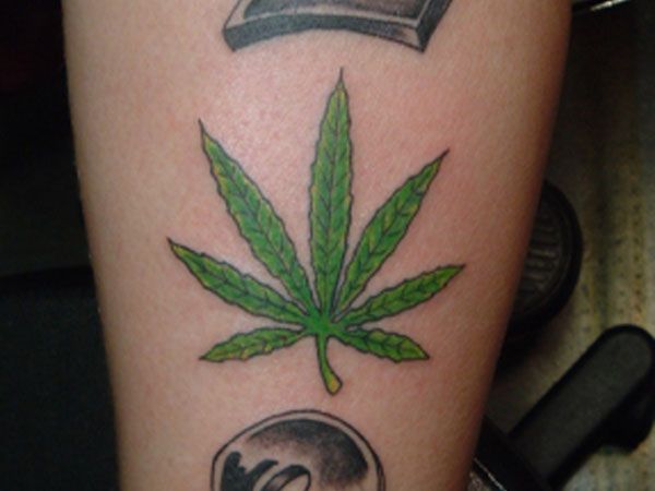 tatuagem da folha de maconha