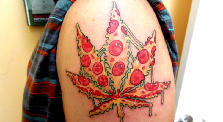 tatuagem de maconha com pizza