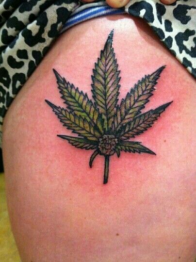 tatuagem da folha de maconha