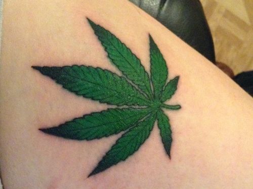 tatuagem maconha colorida