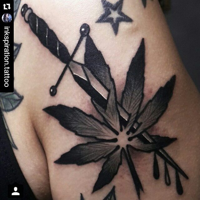 tatuagem de folha de maconha