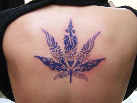 tatuagem de folha de maconha